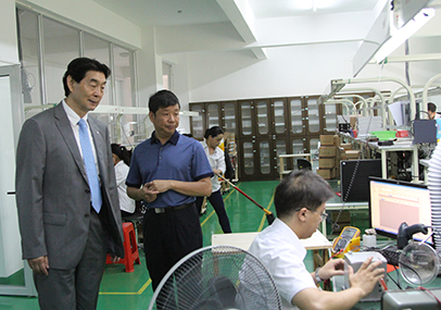 中國儀器儀表學(xué)會(huì )常務(wù)副理事長(cháng)吳幼華一行蒞臨虹潤公司參觀(guān)考察